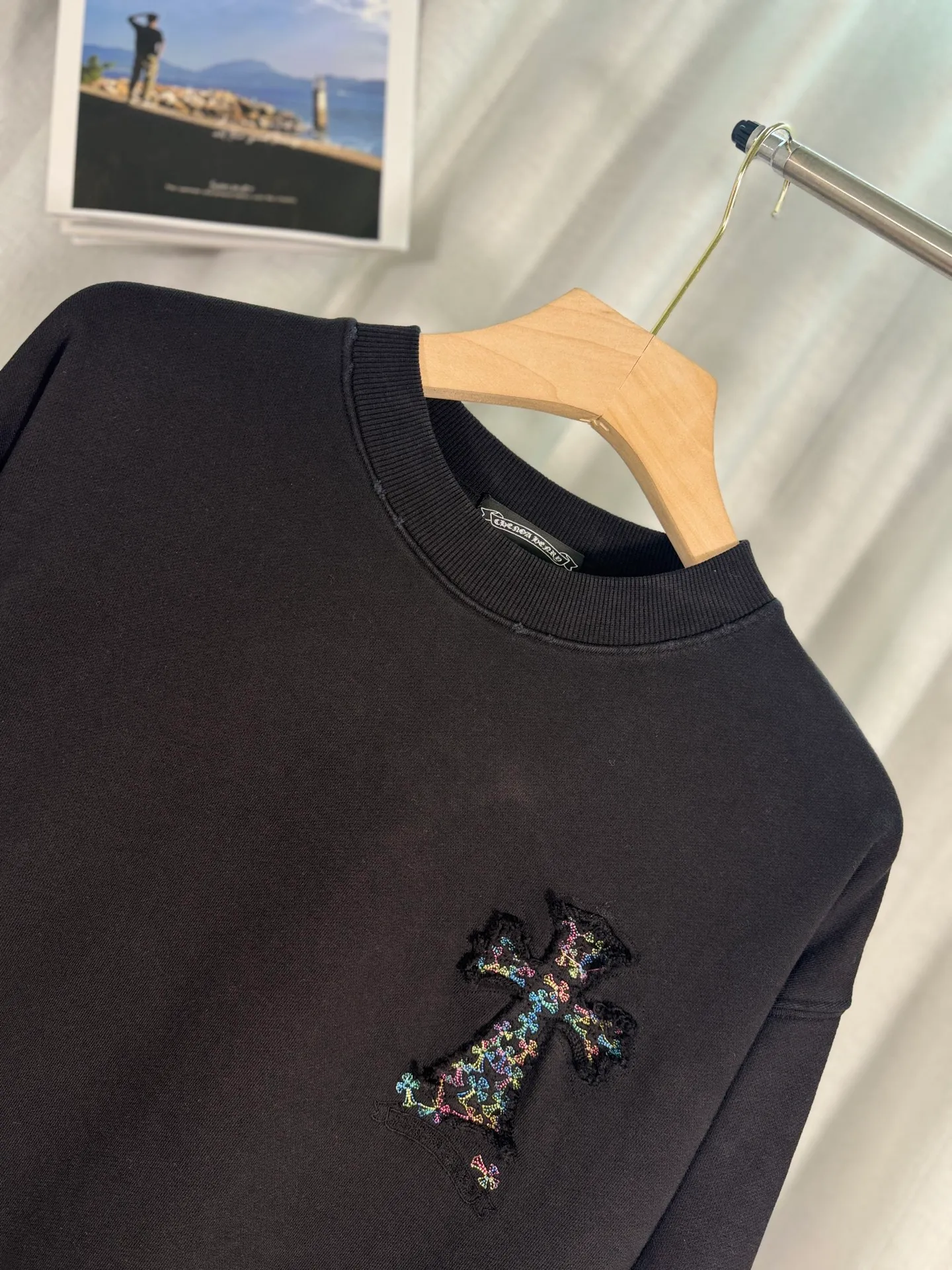 P270 top version, real shot without P, ​​different from market currency) 𝗖𝗵𝗿𝗼𝗺𝗲 𝗛𝗲𝗮𝗿𝘁𝘀/Cro Xin 2025 Bi Wen Dyed and Worn Autumn and Winter New Original Single Counter American Laser Burnt Bi Wen Dyed and Worn Couple Casual Sweater 👑The highest version! Customized fabric 430g tripe terry fabric! American acid washed distressed original denim with burnt flowers ✟appliqué embroidery and exquisite embroidery of letters! The best-selling model in the counter, very comfortable to wear. Accessories: original molded and authenticated collar label➕100% silk wash label. Genuine purchase-grade original hangtag➕matching hanging rope➕3D hanging beads➕original packaging bag. Craftsmanship: The original version has consistent wiring! The highest version of the armhole matching technique! Color: White Black Size: S M L XL Style No.: 9327